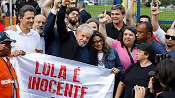  A liberdade de Lula não está atualmente na agenda da política brasileira.