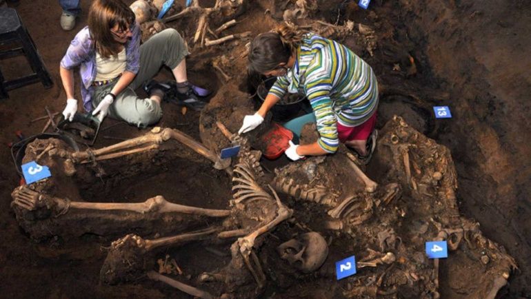  “Equipo argentino de Antropología Forense, candidato a Nobel de la Paz»