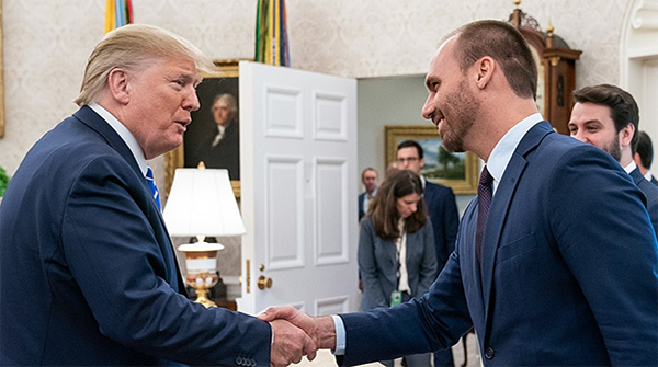  Dossiê contra antifascistas entregue aos EUA por Eduardo Bolsonaro cita jornalistas e professores