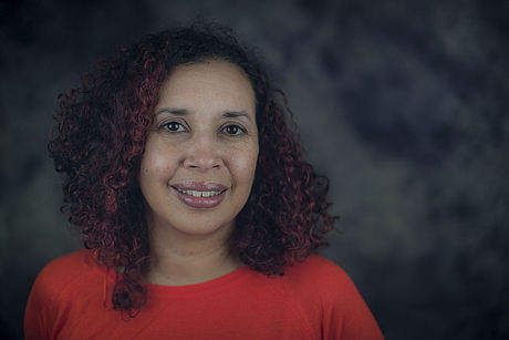  “Estudio sobre mujeres que viven en barrios violentos gana beca latina”