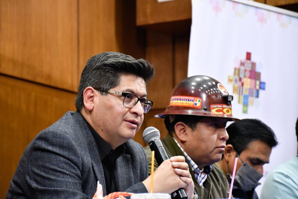  Ministro alerta que hay un «ataque” al modelo económico boliviano y ve conexión entre el Comando Sur y Fitch Ratings