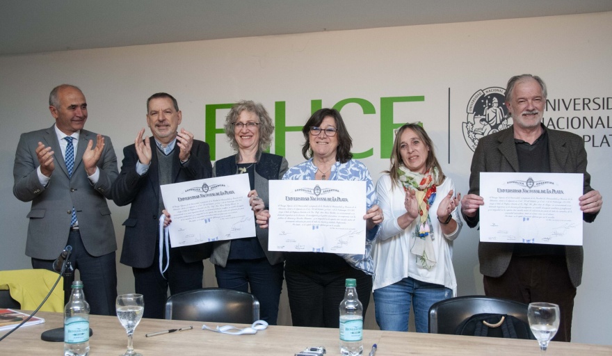  La UNLP distinguió a los profesores de la Facultad de Humanidades José Luis de Diego, Ana Barletta y Gloria Chicote