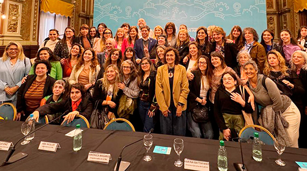  “Feminismos en red”